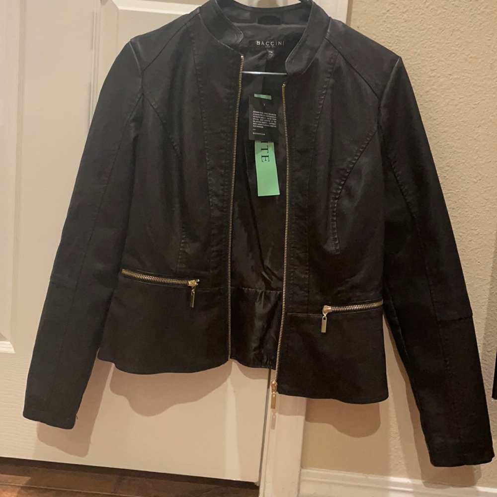 Black leather jacket🖤size petite.